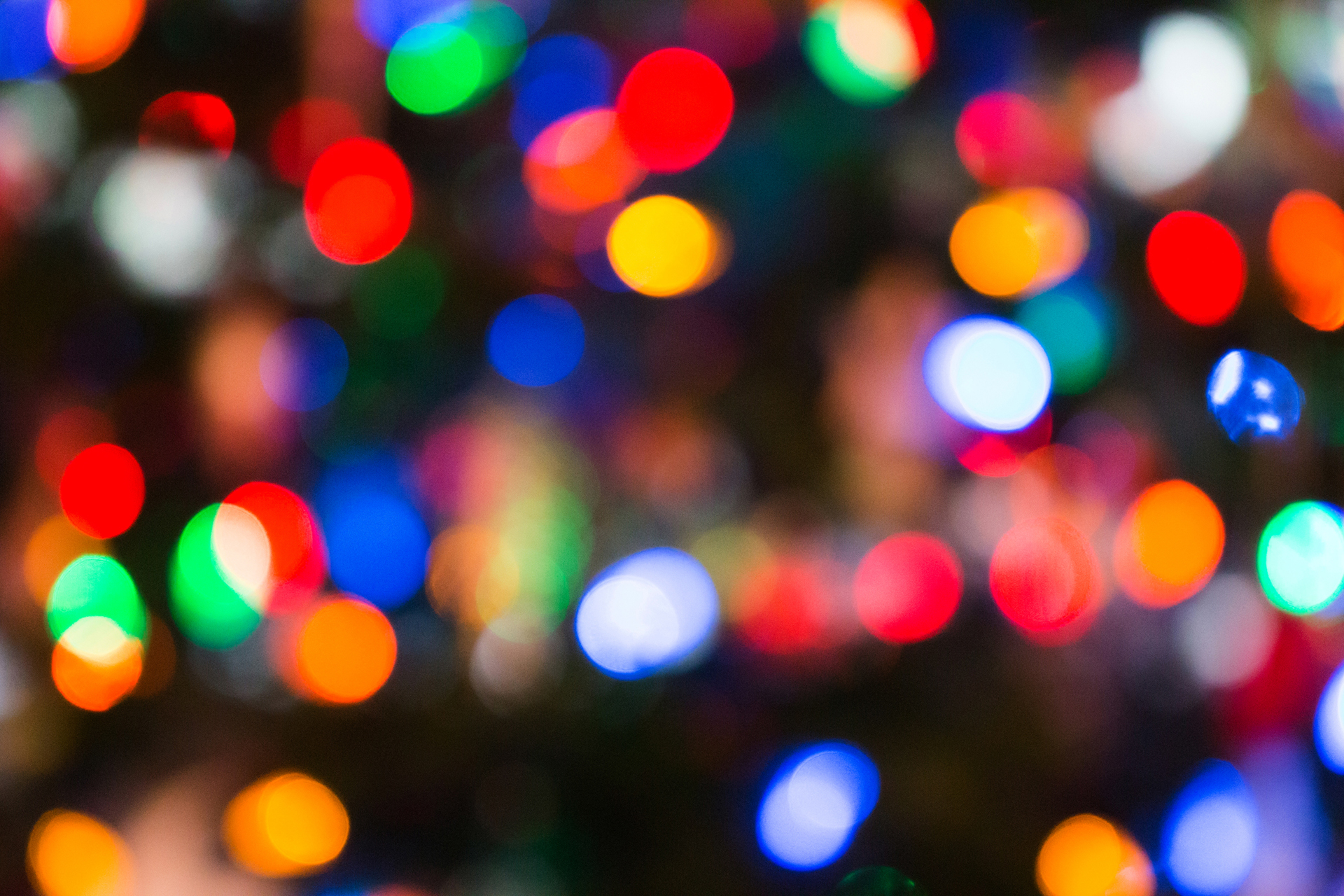 a picture of blurry holiday lights